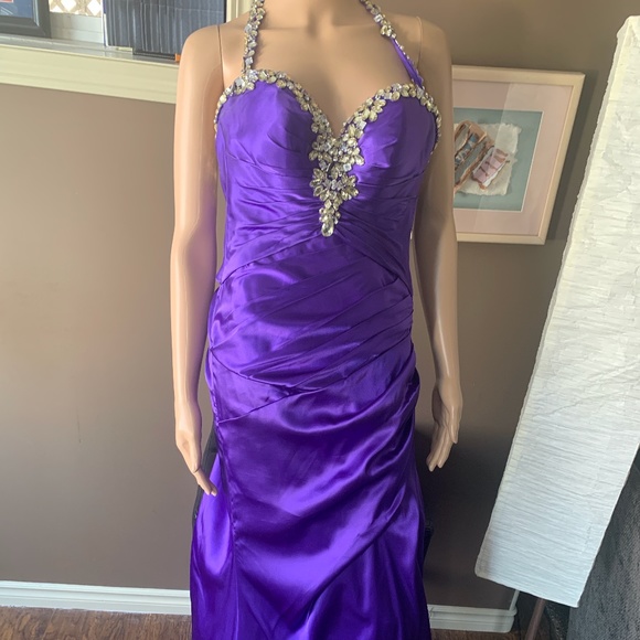 Gown - Picture 1 of 3